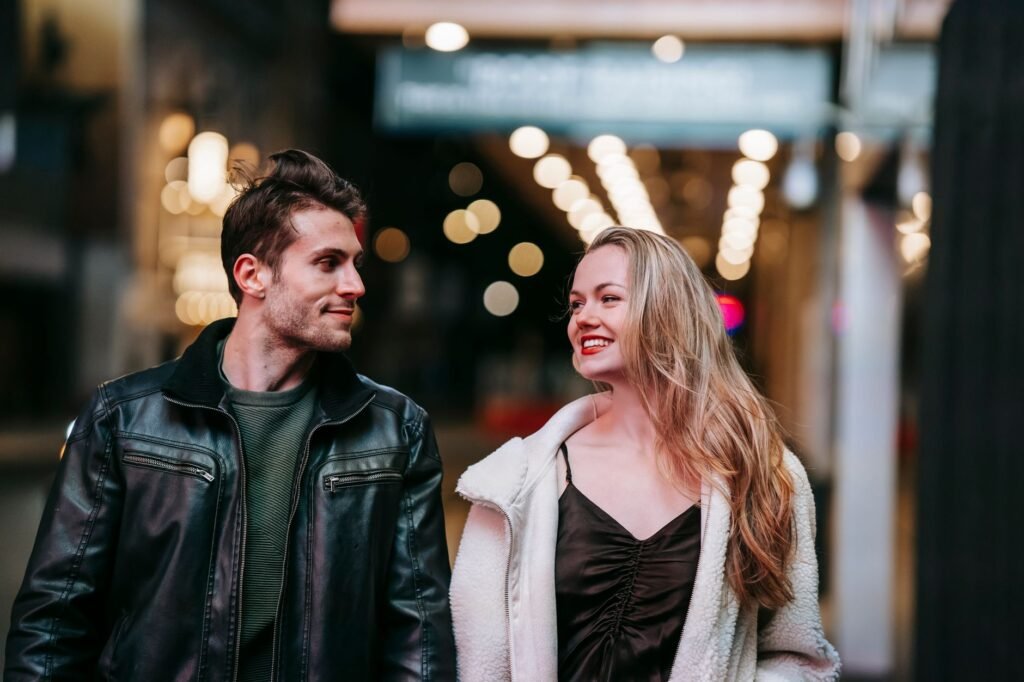 Couple marchant dans une rue discrète le soir, illustrant une sortie adulte sereine