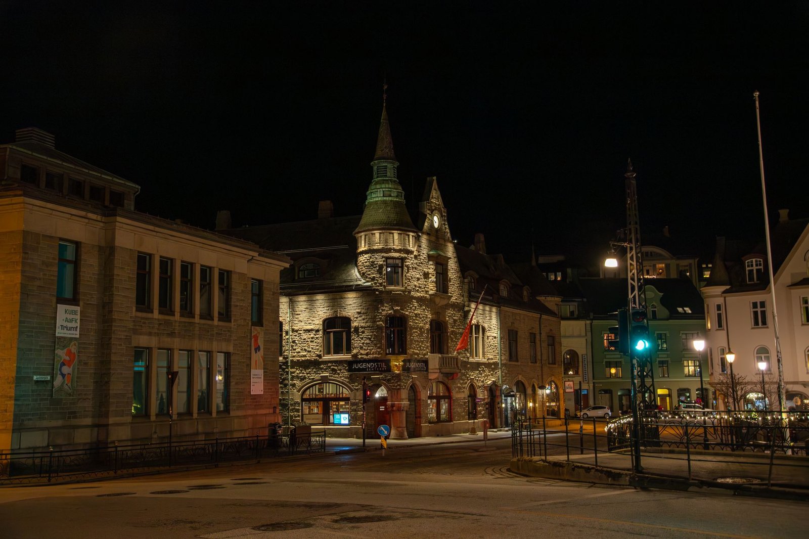Ruelles de Durbuy illuminées après la tombée de la nuit, ambiance calme et discrète