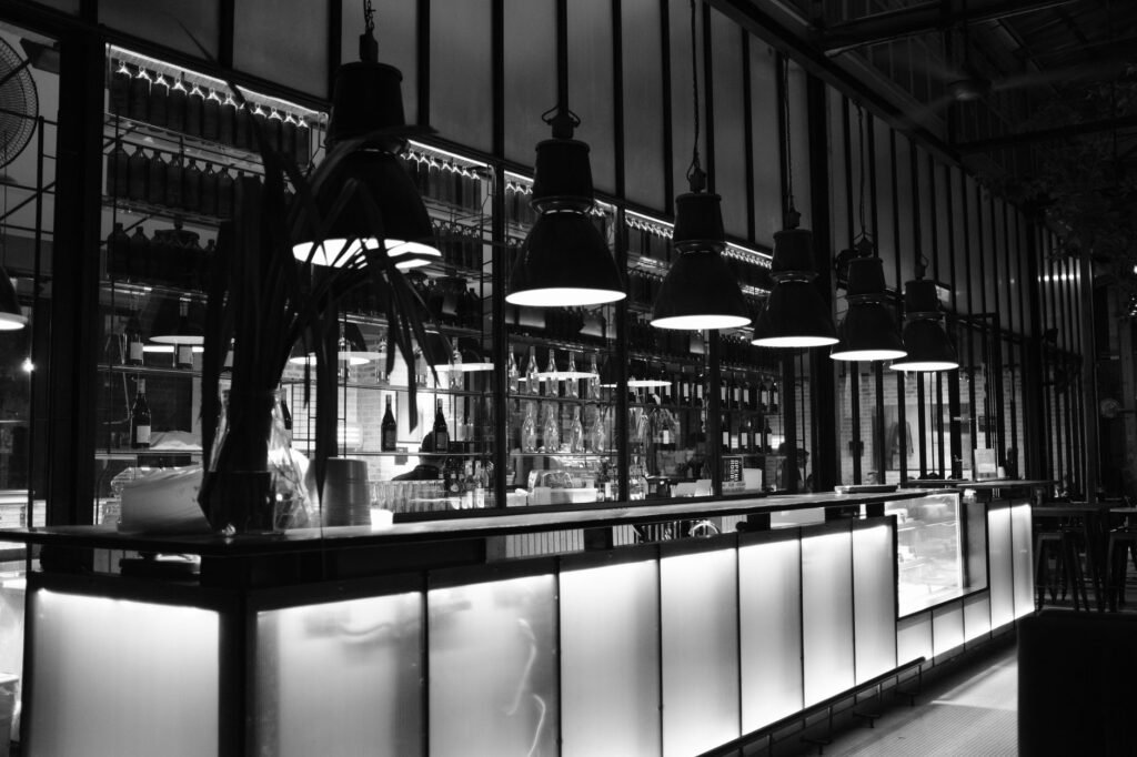 Intérieur d'un bar belge en soirée avec un éclairage tamisé et une ambiance conviviale