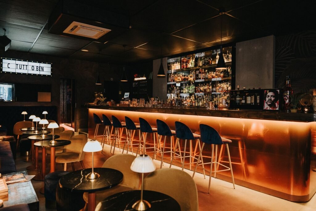 Intérieur d'un bar convivial à Bruxelles en soirée, lumières chaudes