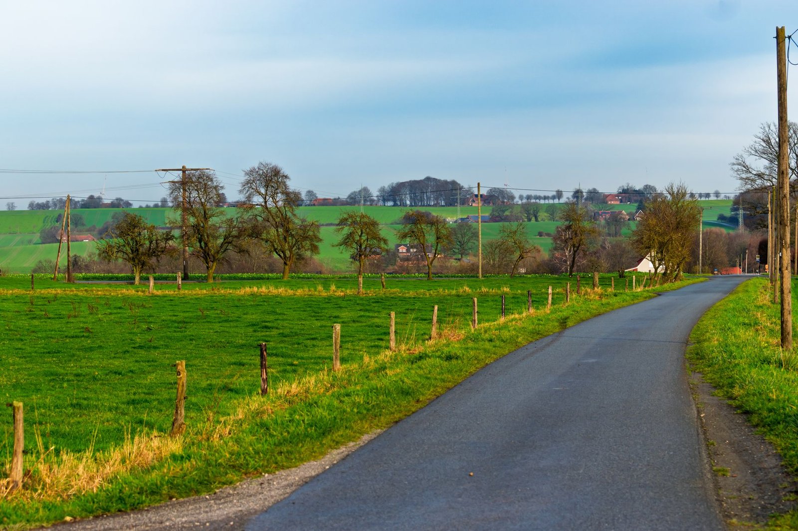 Route de campagne au crépuscule dans la vallée du Viroin près de Couvin