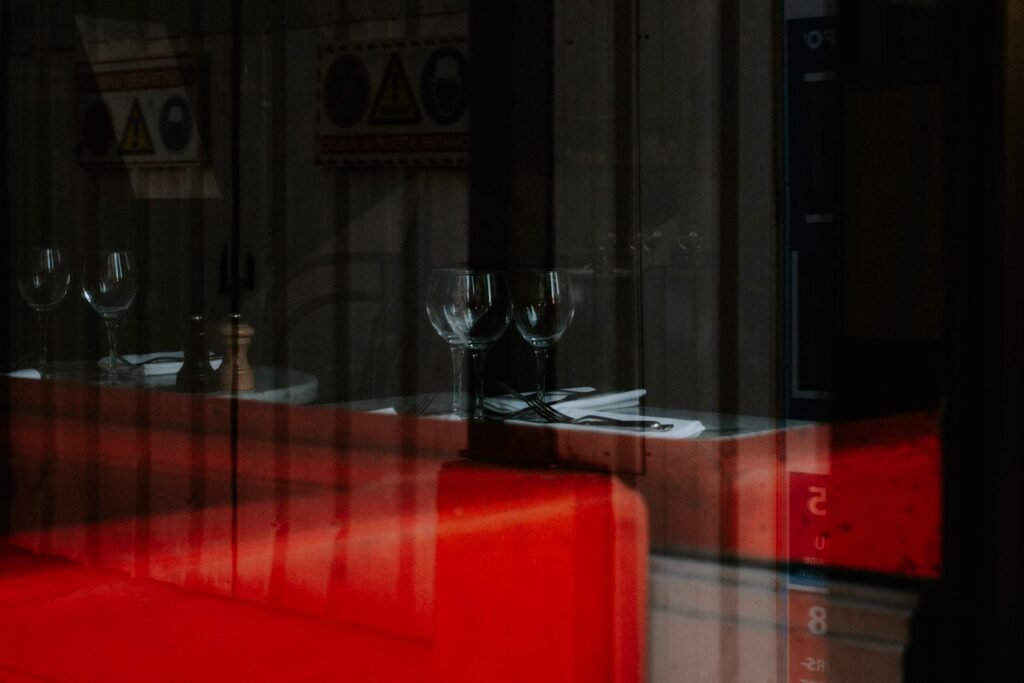Table de restaurant élégamment dressée dans un cadre rural belge, ambiance intime pour un dîner adulte.