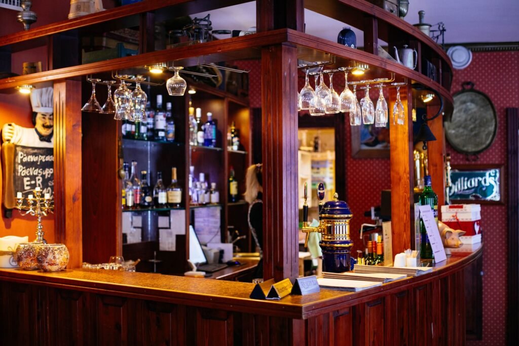 Intérieur d'un bar convivial avec éclairage tamisé propice aux rencontres