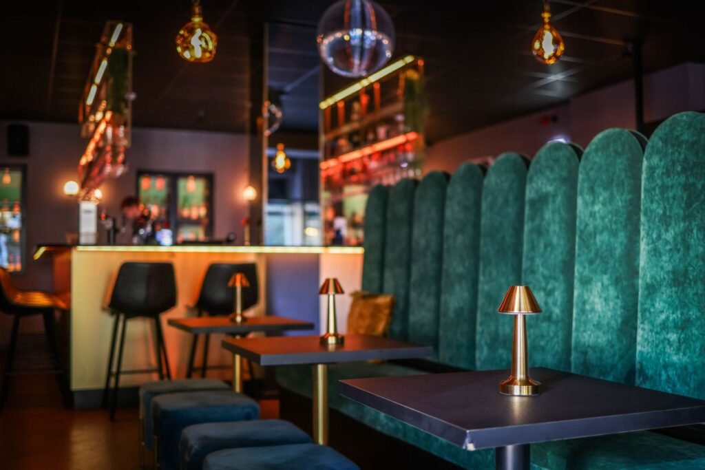 Intérieur d'un bar discret à Liège avec éclairage tamisé