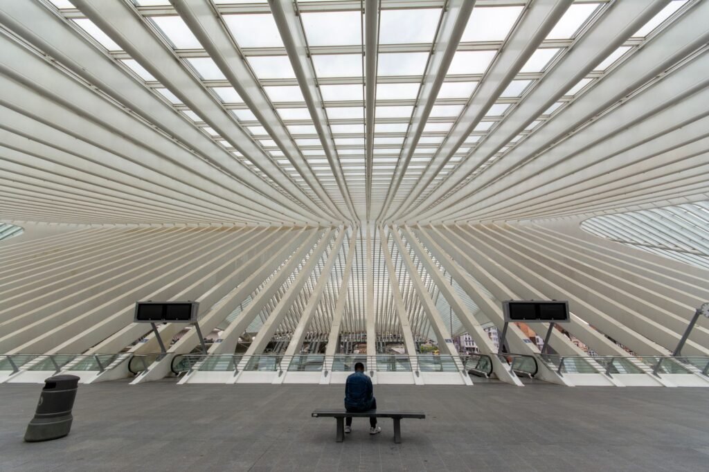 Gare des Guillemins à Liège avec des voyageurs