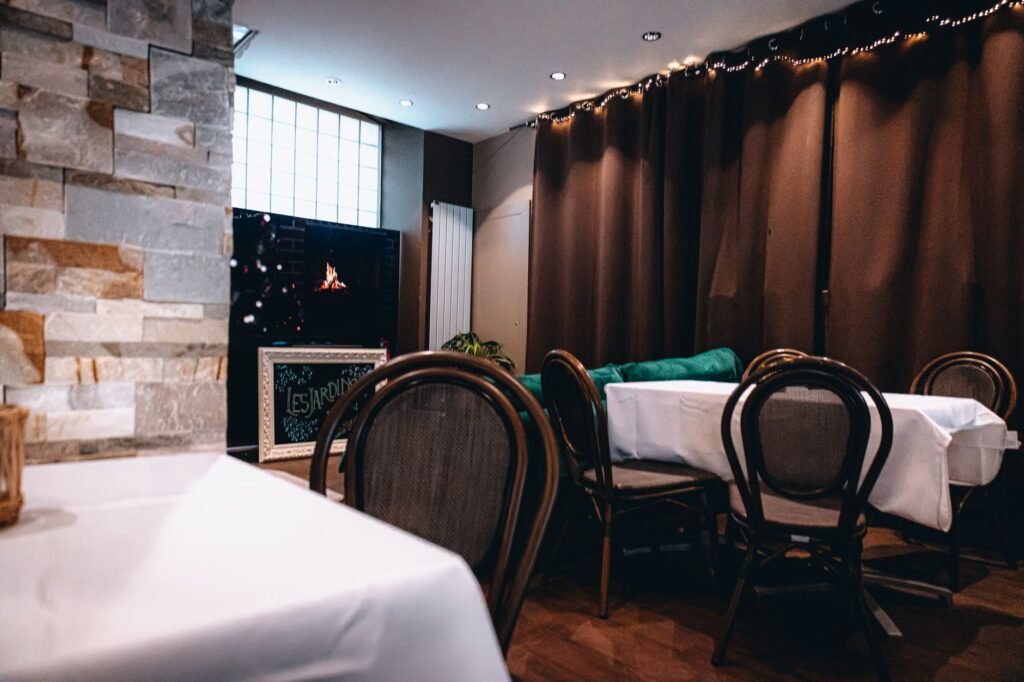 Intérieur d'une brasserie bruxelloise le soir à Woluwe-Saint-Pierre