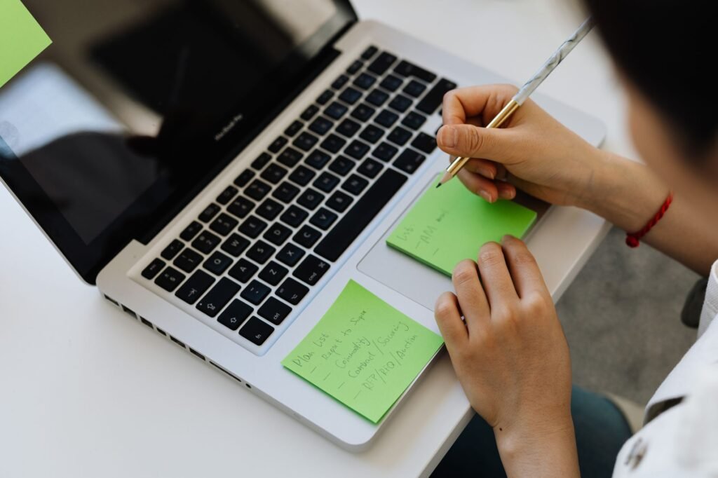 Personne préparant un premier contact en ligne à un bureau