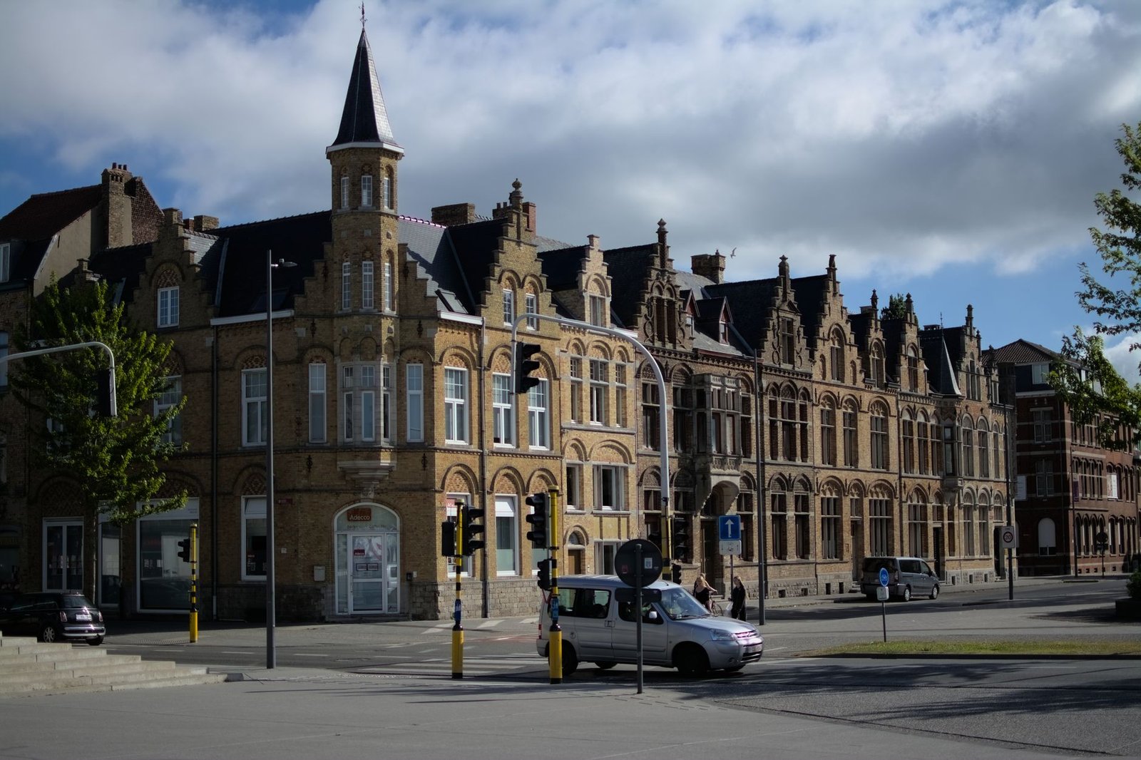 Rue calme du centre de Malmedy avec des façades traditionnelles