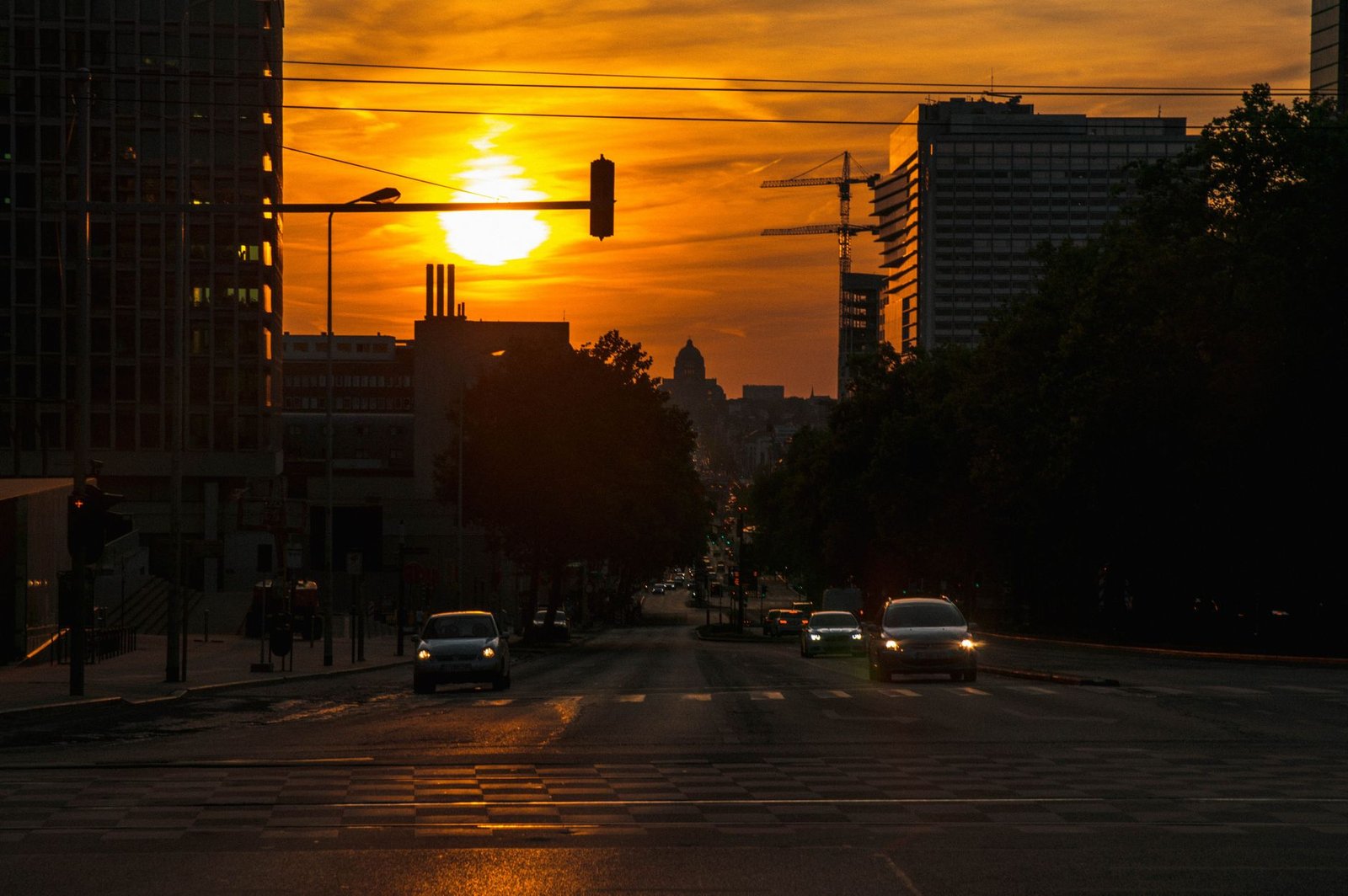 Rue de Molenbeek-Saint-Jean au crépuscule, façade en briques et ligne de tram