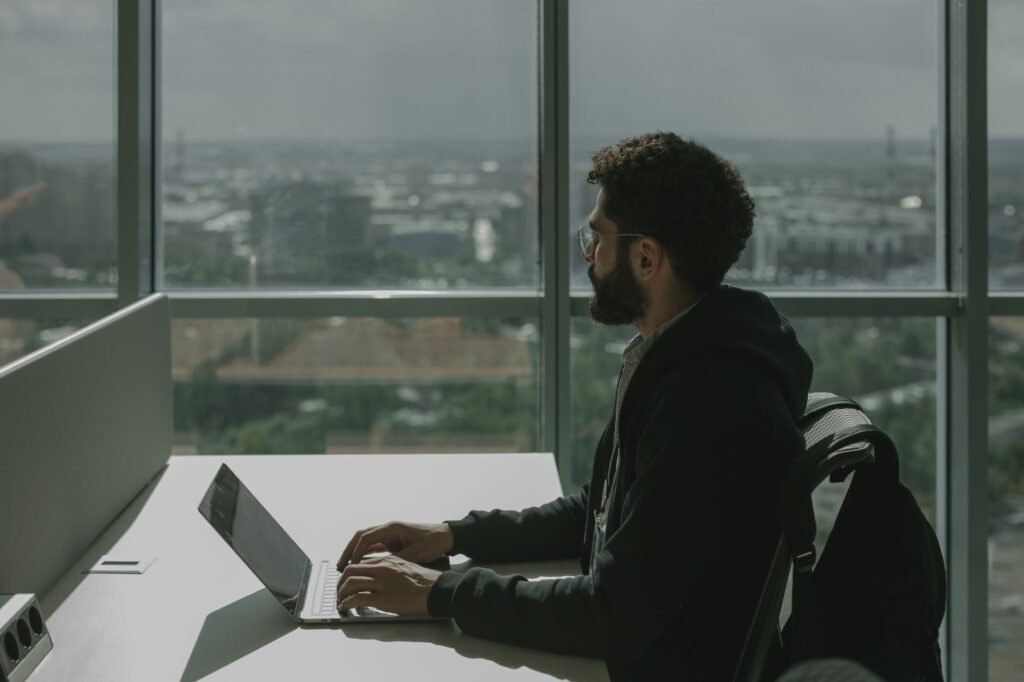 Personne consultant un annuaire en ligne sur un ordinateur portable dans une ambiance calme