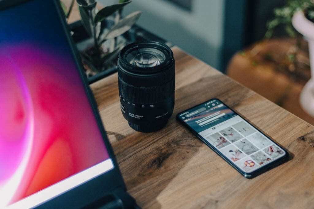 Ordinateur portable et téléphone sur une table, préparation d'une recherche en ligne