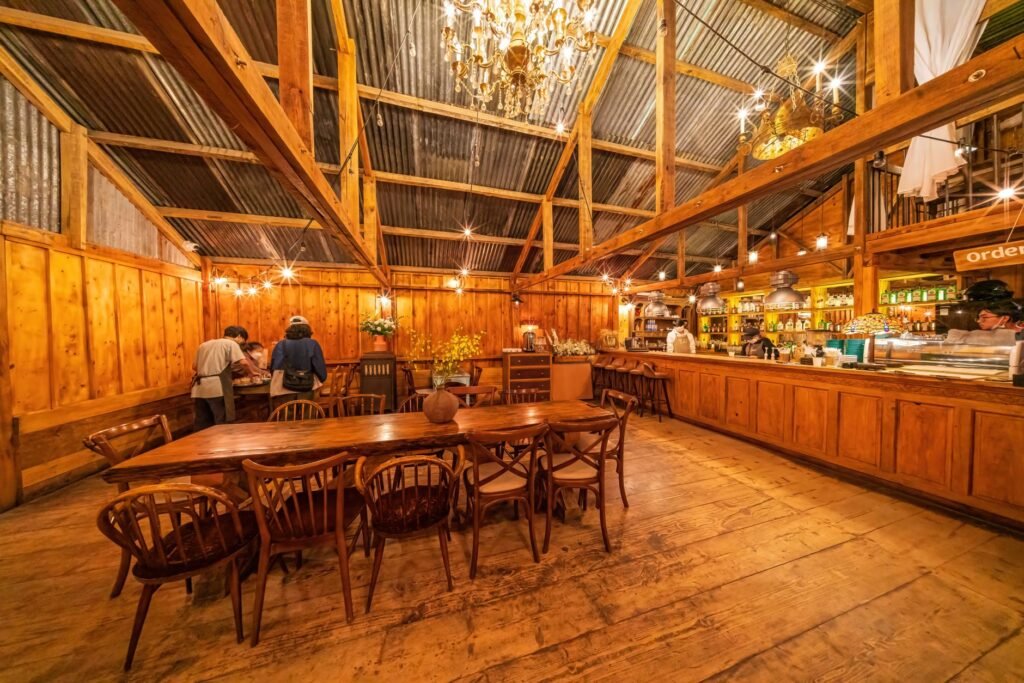 Knus café-interieur in de Ardennen met houten bar en warme verlichting in de avond