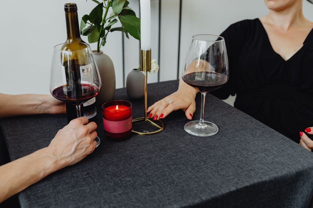 Discreet gedekte tafel voor twee in een rustige Gentse zaak
