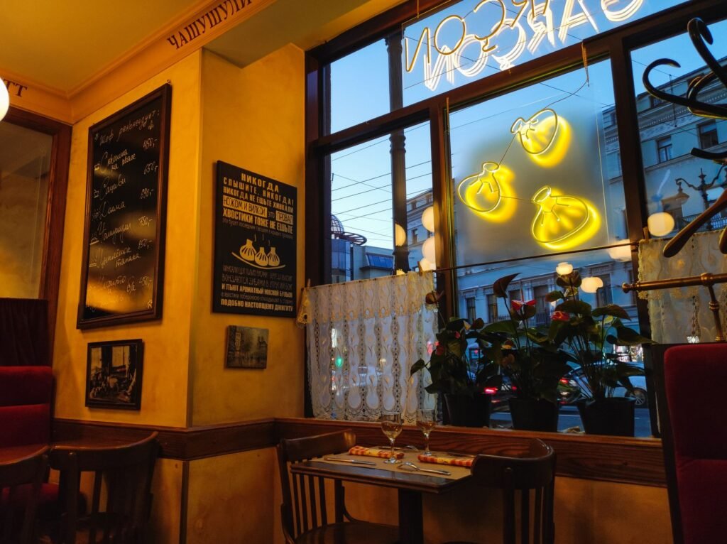 Gezellig café-interieur in Waremme met warm licht en een glas wijn