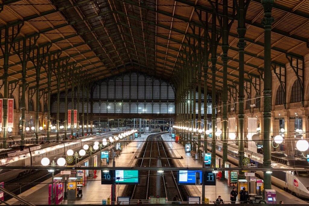 Quai de gare belge, point d'arrivée pratique pour un visiteur préparant une rencontre discrète