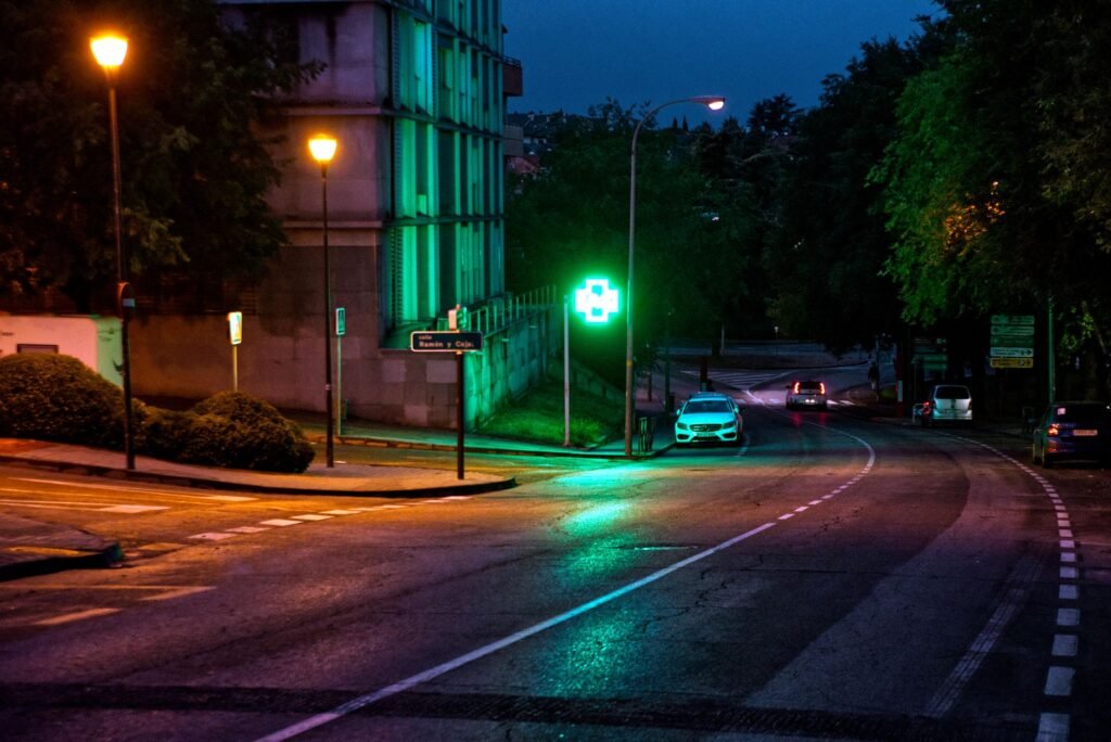 Rustige zijstraat bij het station van Veurne in de vroege avond