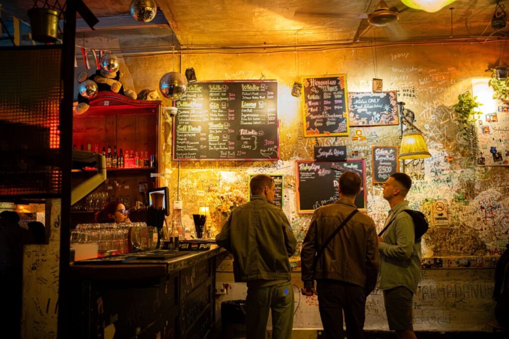 Intérieur d'un bar belge chaleureux le soir