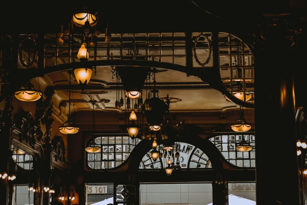 Intérieur d’un bar cosy en Belgique, lumière tamisée et comptoir en bois
