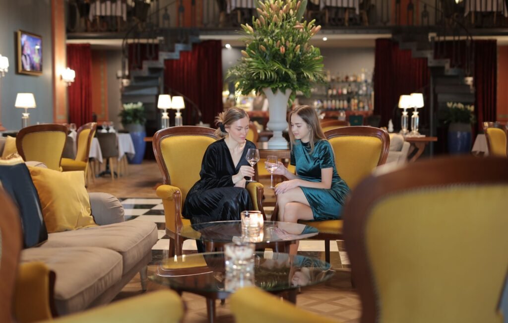 Intérieur d'un bar lounge avec éclairage tamisé et adultes en conversation