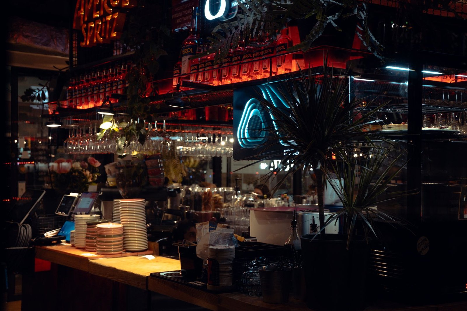 Ambiance chaleureuse d'un bar à Gembloux le soir