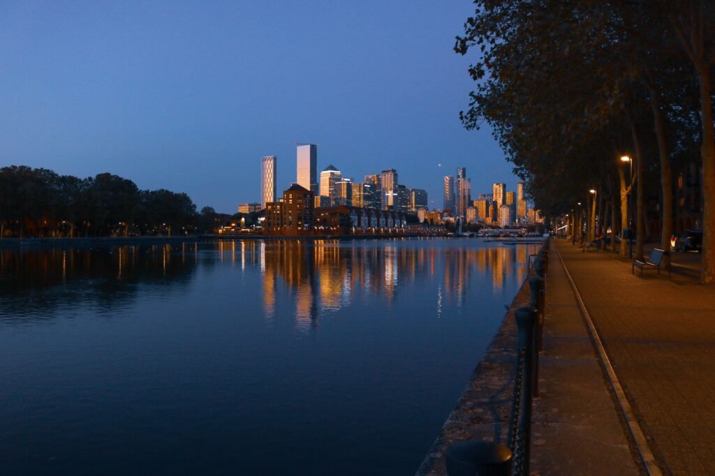 Quais de Meuse la nuit à Huy, pavés humides et lumières chaudes, ambiance discrète