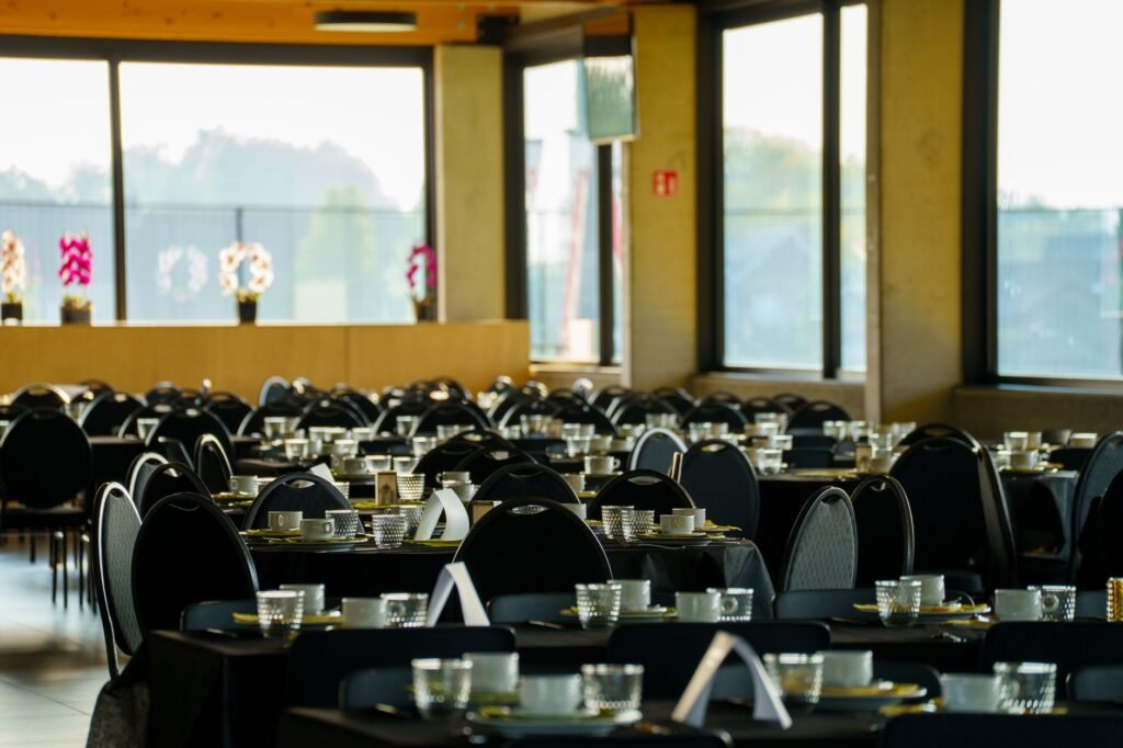 Elegant gedekte tafel bij avondlicht met uitzicht op het water in een Vlaams restaurant