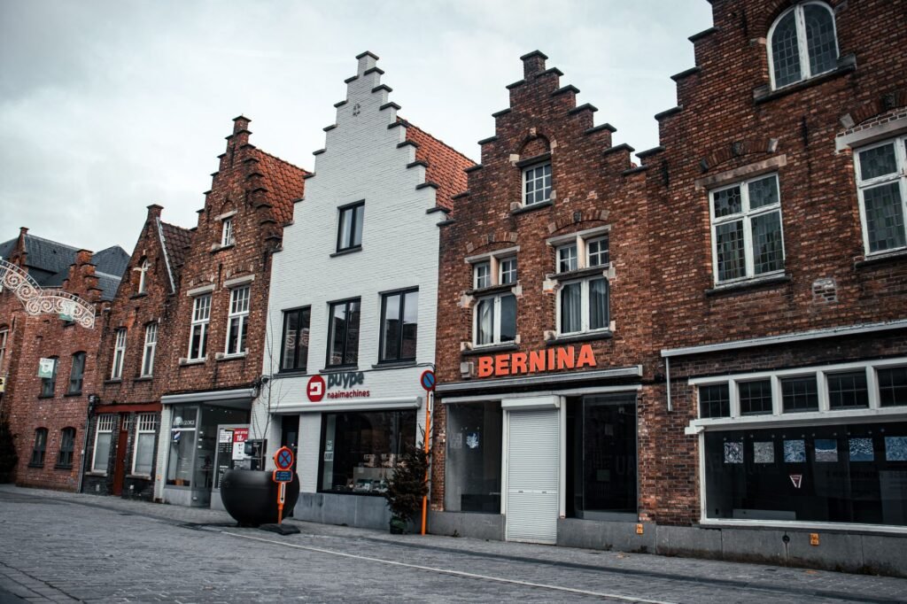 Rustig dorpsplein in de Belgische Ardennen in de late namiddag