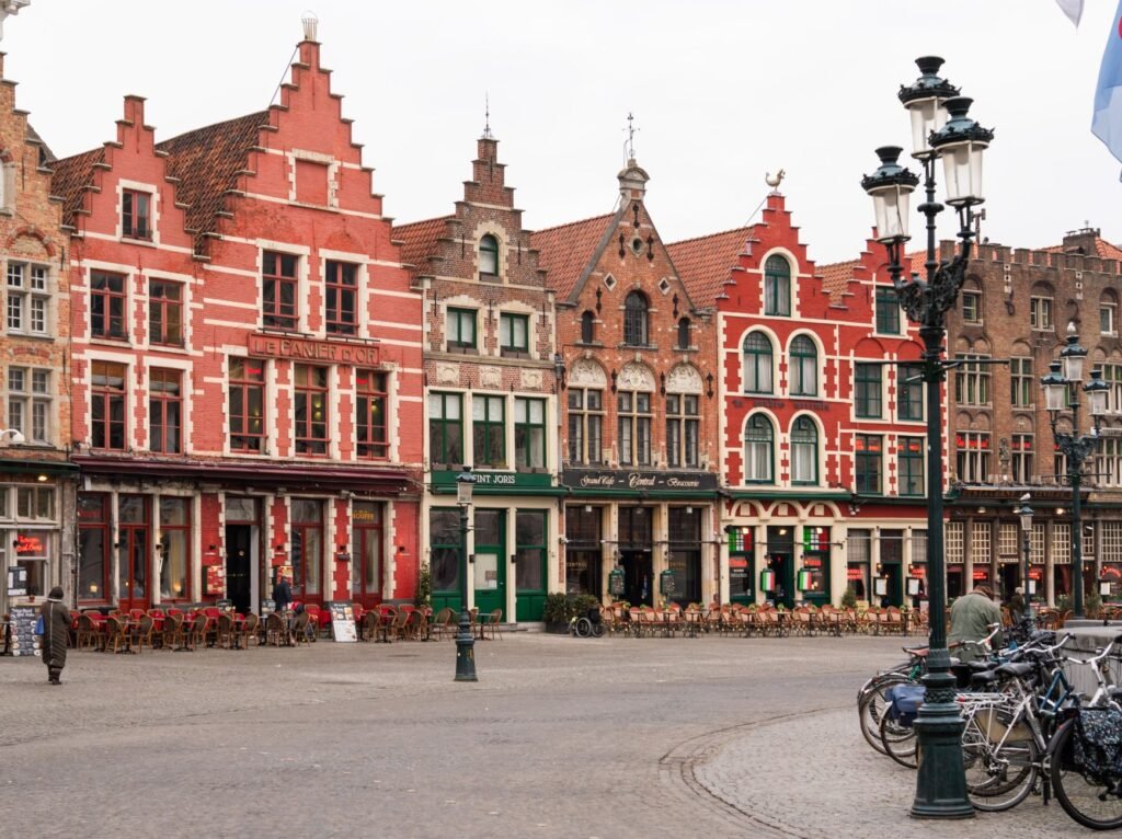 Twee mensen in gesprek op een terras aan een rustig plein in Zuid-BelgiΓ«