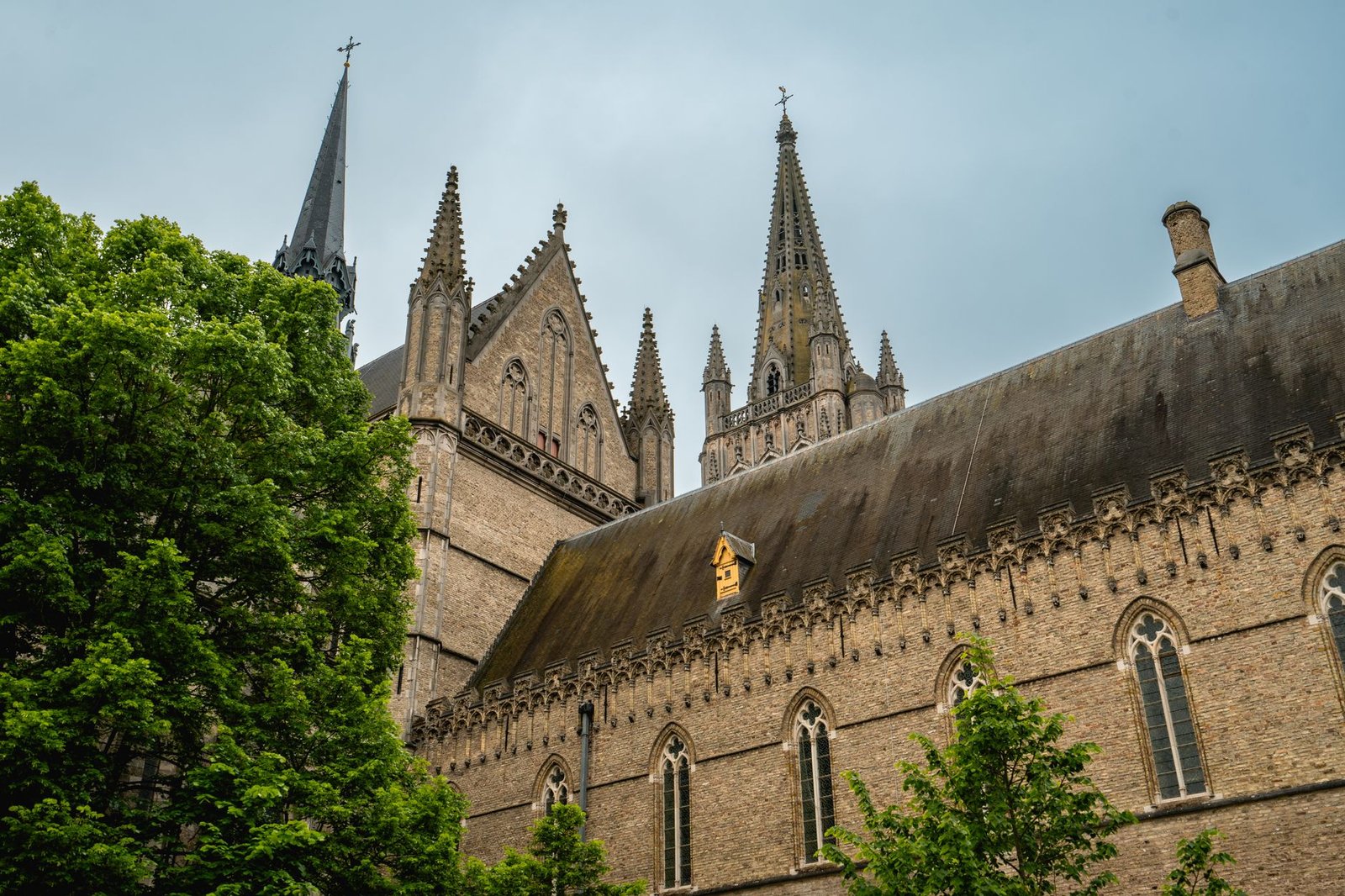 Rustige kasseienstraat in Chimay bij de abdij in zacht ochtendlicht