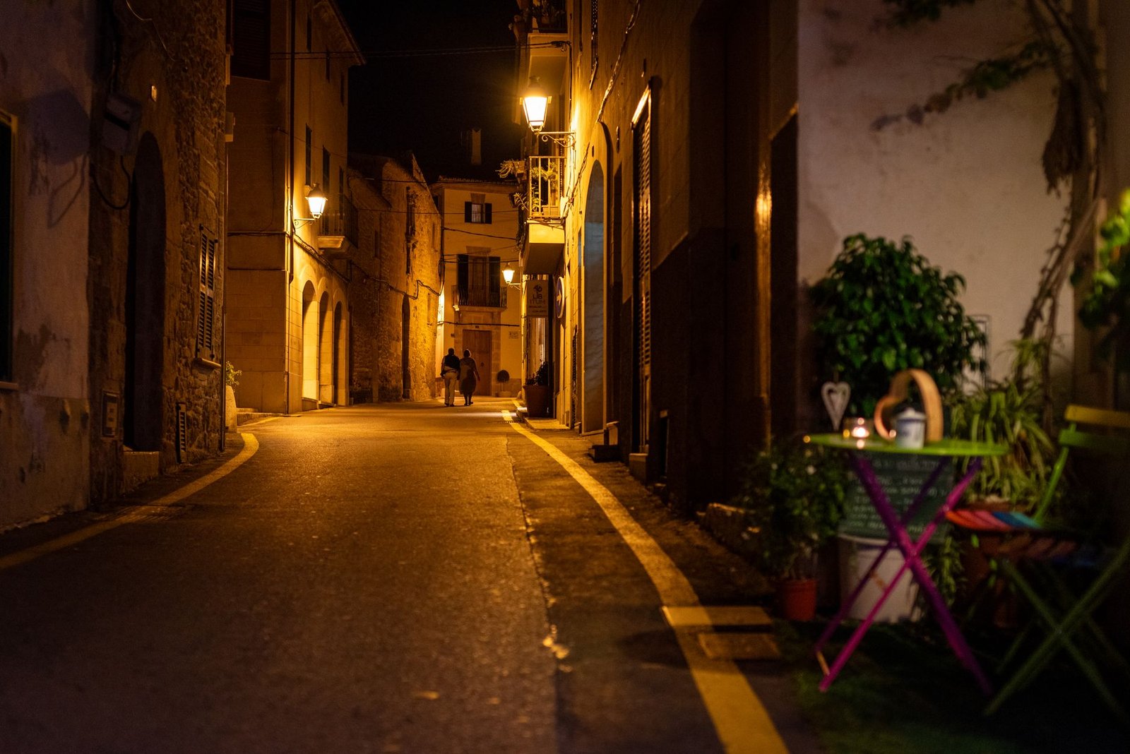 Rustige avondstraat in een historische Vlaamse stad met warme verlichting