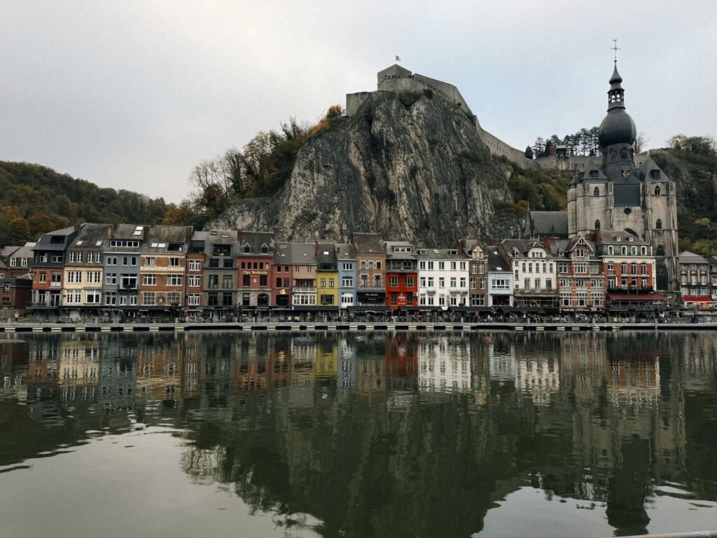 Wandelaar langs de Maas in Dinant met uitzicht op de citadel