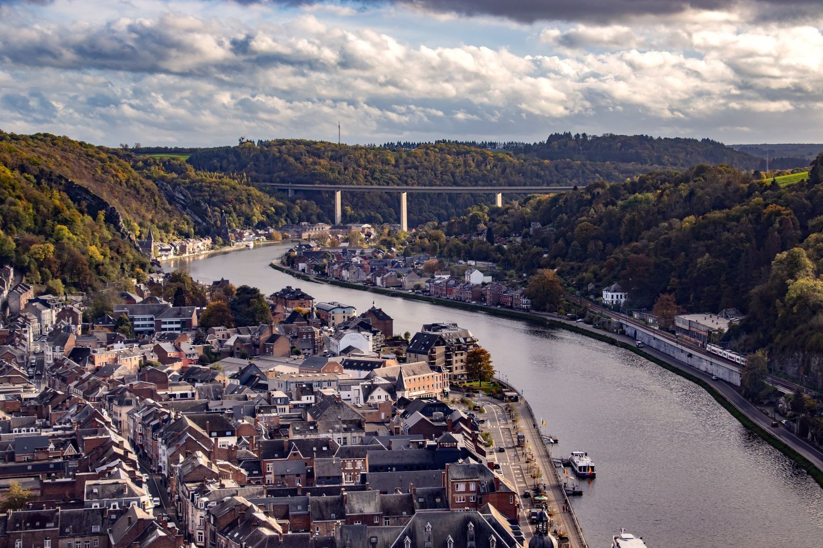 Sfeervolle cafétterras in Dinant langs de Maas, ideaal voor een respectvolle eerste ontmoeting