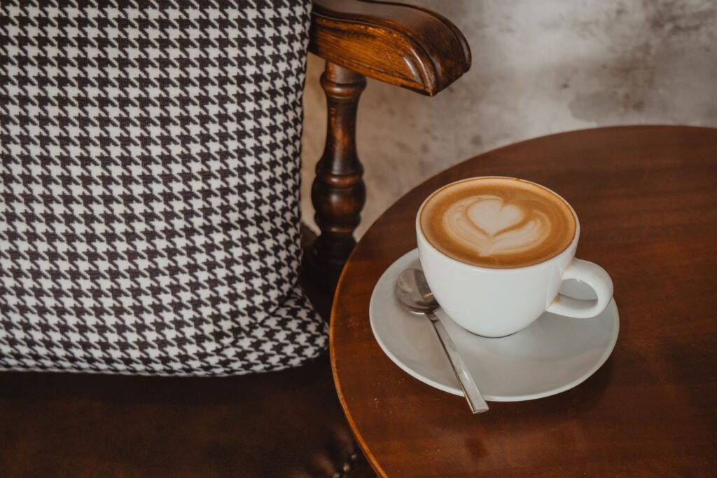 Rustig cafΓ©-interieur in Brussel met twee koppen koffie op een tafel bij zacht daglicht