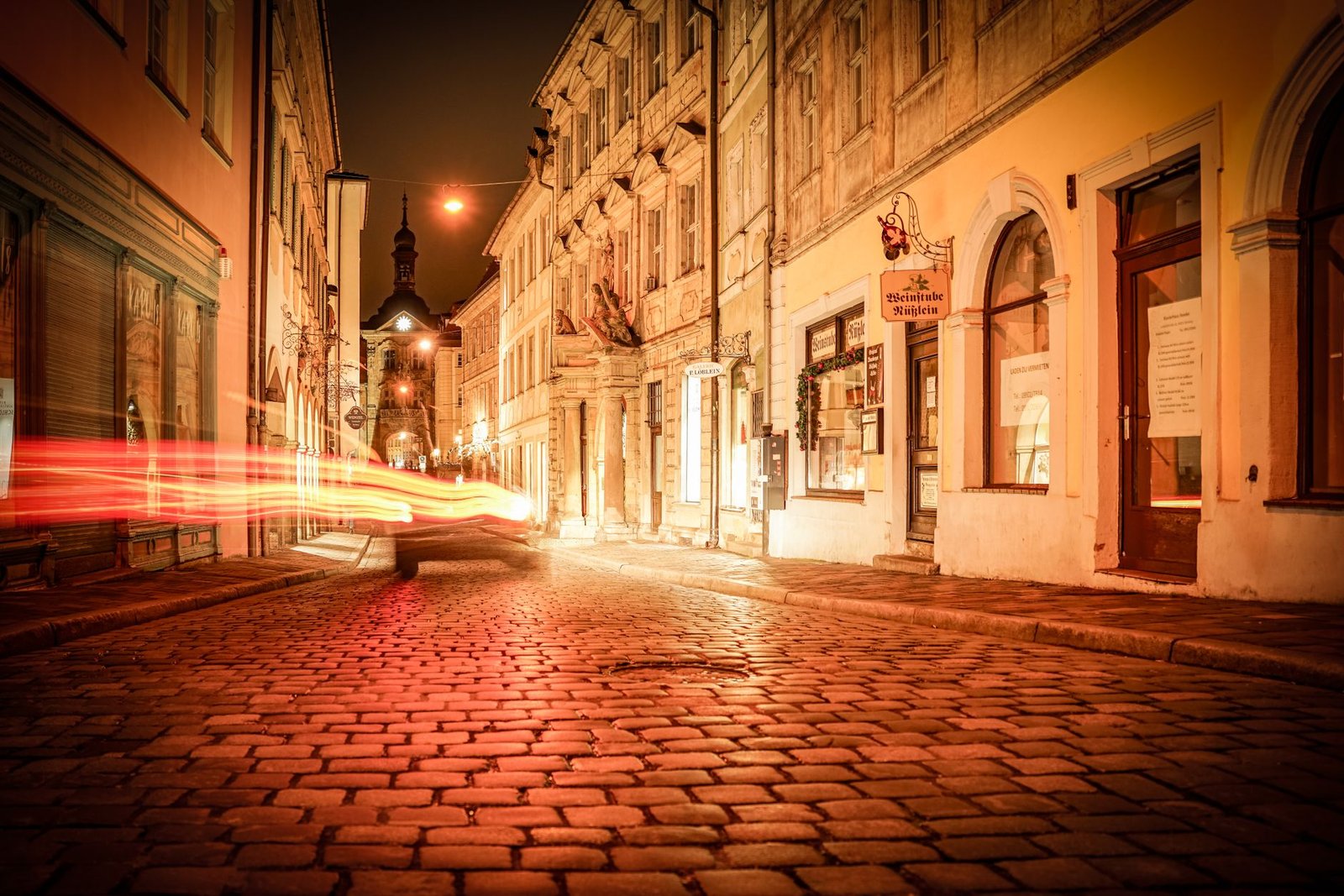 Rustige avondstraat in een historische stad met warme verlichting