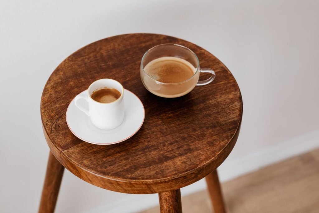 Twee koffiekopjes op een tafel als beeld van een rustig en respectvol eerste gesprek