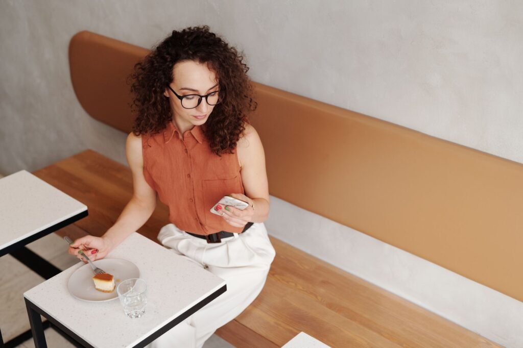 Persoon leest rustig een profiel op een smartphone in een Antwerps café