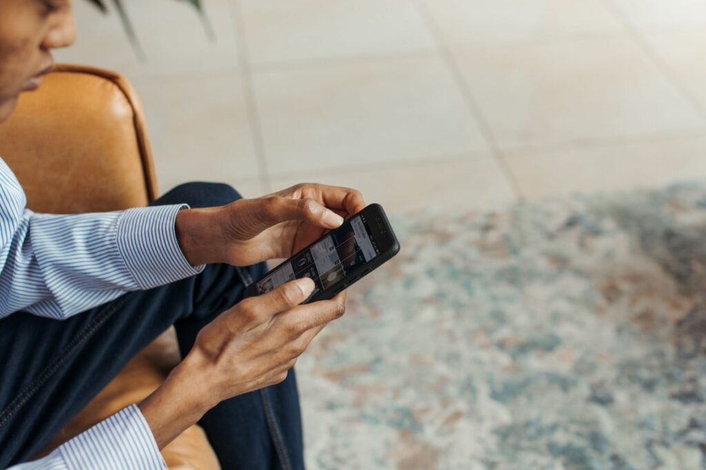 Iemand bekijkt rustig een online profiel op een smartphone