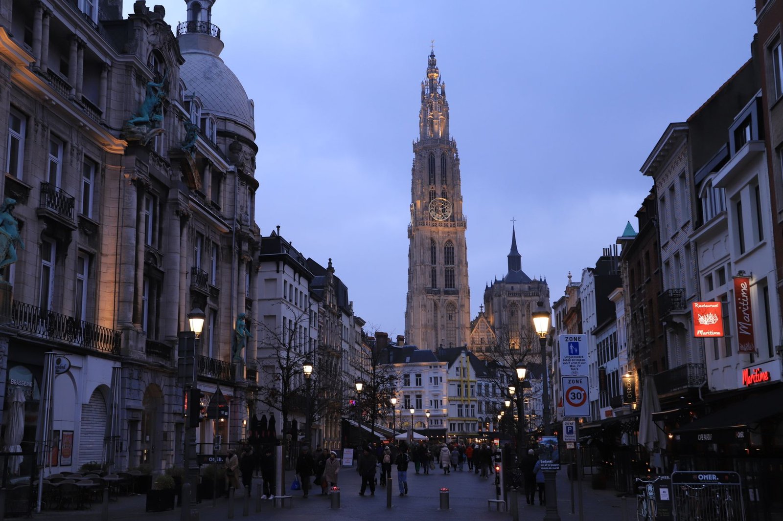 Rustige straat in Zaventem bij valavond met een reiziger die discretie en planning uitbeeldt